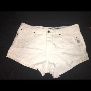 NWT White Volcolm Stoned Shorts Rolled size 32/13